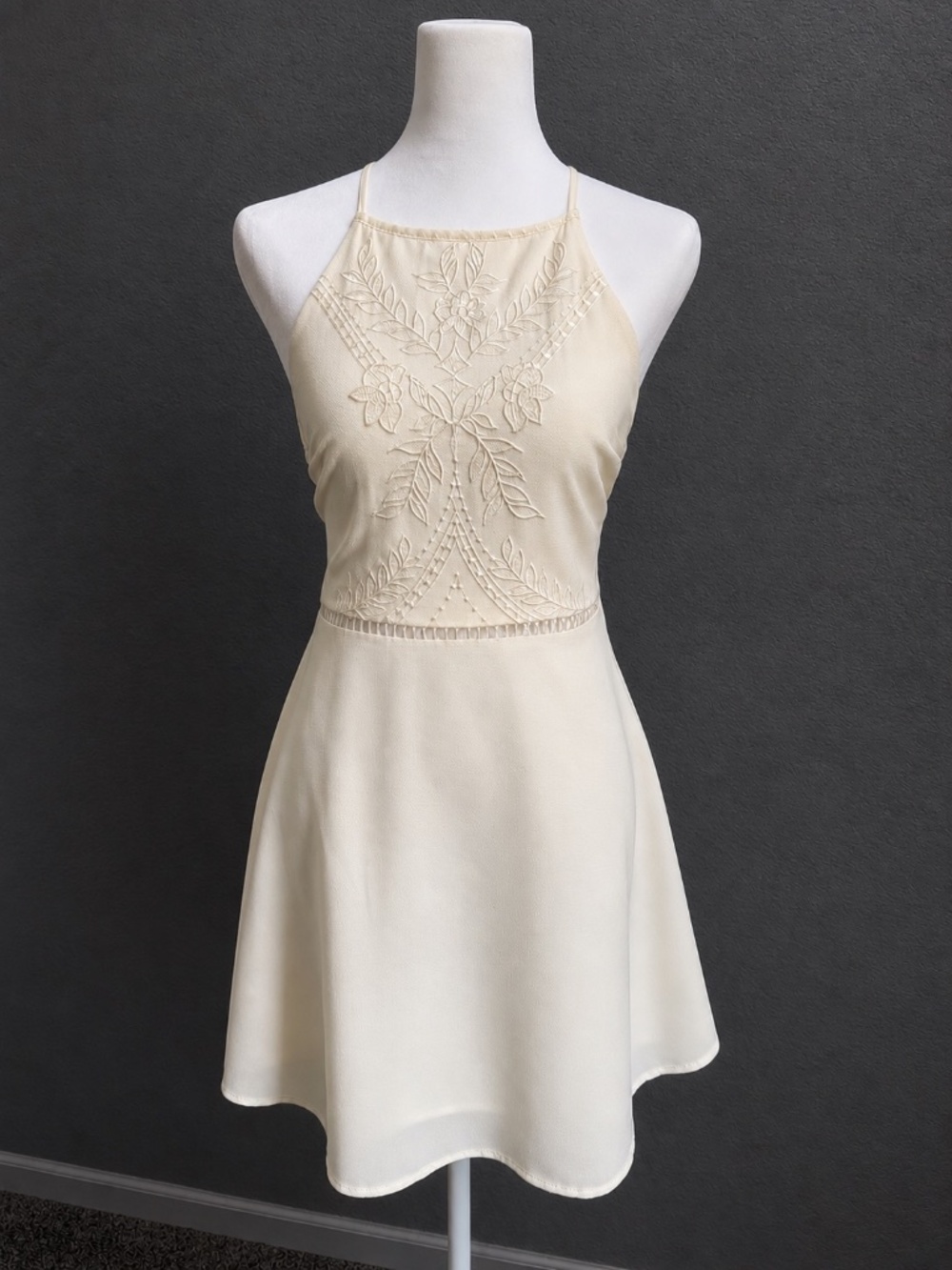 New W/Tags Lush Off-White Halter Embroidered Bodice Mini Dress Size Small - Picture 3 of 12